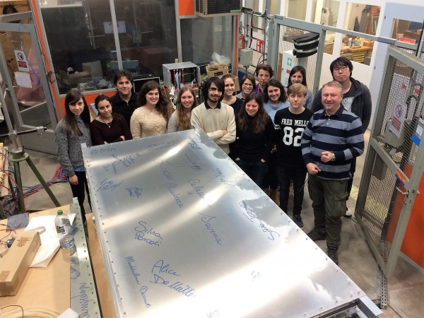 Studenti accanto al telescopio