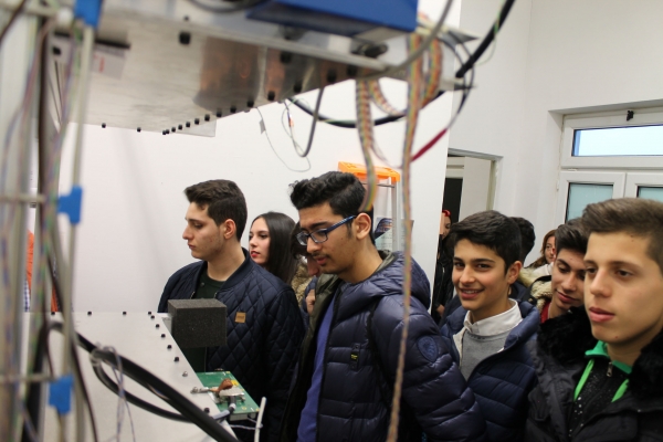 Studenti di Cariati davanti a un telescopio